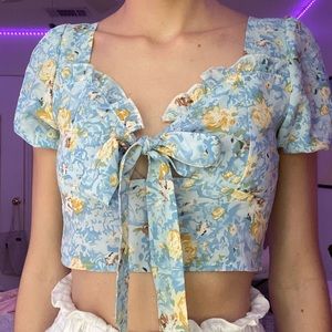 Adorable thrifted blue and yellow floral blouse 💐